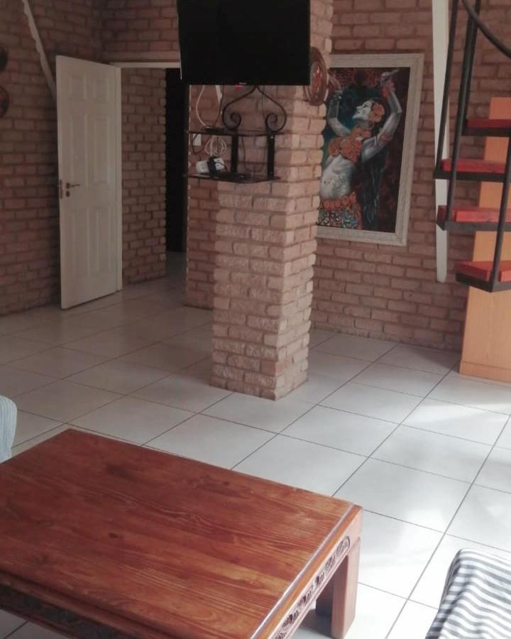 Villa Africa Guesthouse 추메브 외부 사진