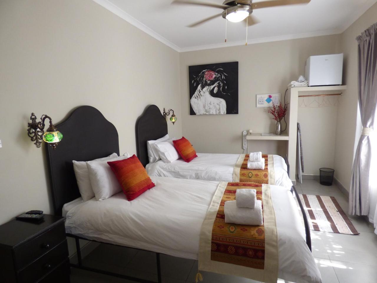 Villa Africa Guesthouse 추메브 외부 사진